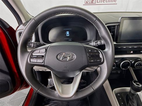 Used 2025 Hyundai Venue SEL image 19