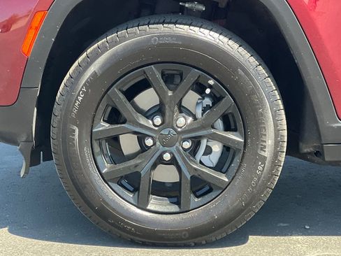 Used 2025 Jeep Grand Cherokee Altitude AWD/4WD image 27