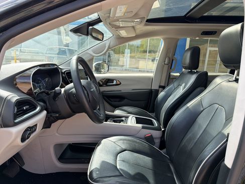 Used 2023 Chrysler Pacifica Limited FWD image 4