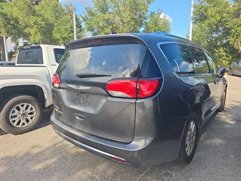 Used 2020 Chrysler Pacifica Touring-L FWD image 2