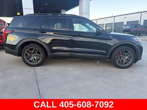 Used 2025 Ford Explorer ST-Line w/ ST-Line Street Pack AWD/4WD image 2