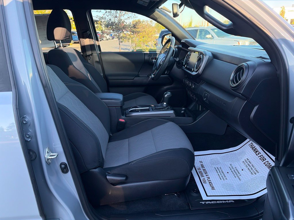 Used 2020 Toyota Tacoma TRD Sport w/ Technology Package AWD/4WD image 13