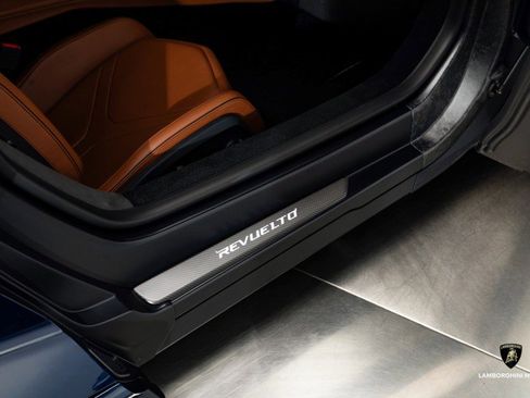 Used 2025 Lamborghini Revuelto image 43