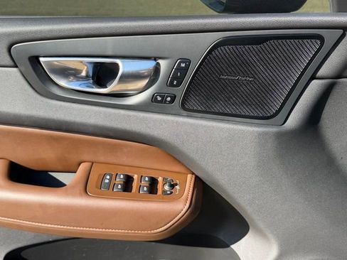 Used 2022 Volvo XC60 B5 Inscription w/ Advanced Package image 12