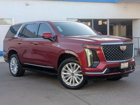 Used 2025 Cadillac Escalade Luxury AWD/4WD image 2