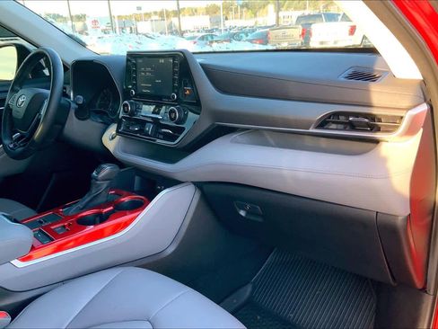 Used 2021 Toyota Highlander XLE image 18