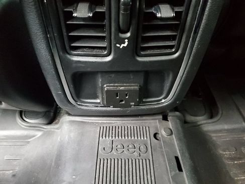 Used 2017 Jeep Grand Cherokee Altitude RWD image 12