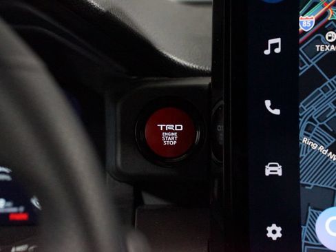 Certified 2025 Toyota Tacoma TRD Off-Road AWD/4WD image 18