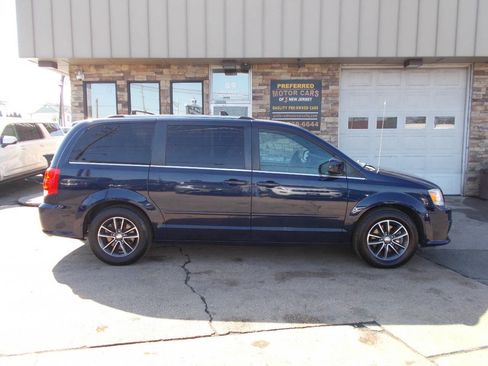 Used 2017 Dodge Grand Caravan SXT image 2