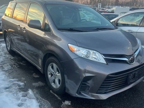 Used 2018 Toyota Sienna LE image 1