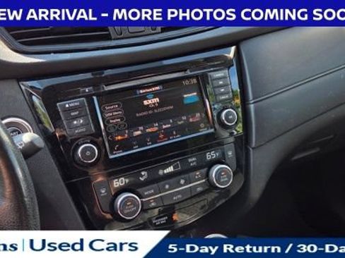 Used 2018 Nissan Rogue SV w/ Premium Package AWD/4WD image 17