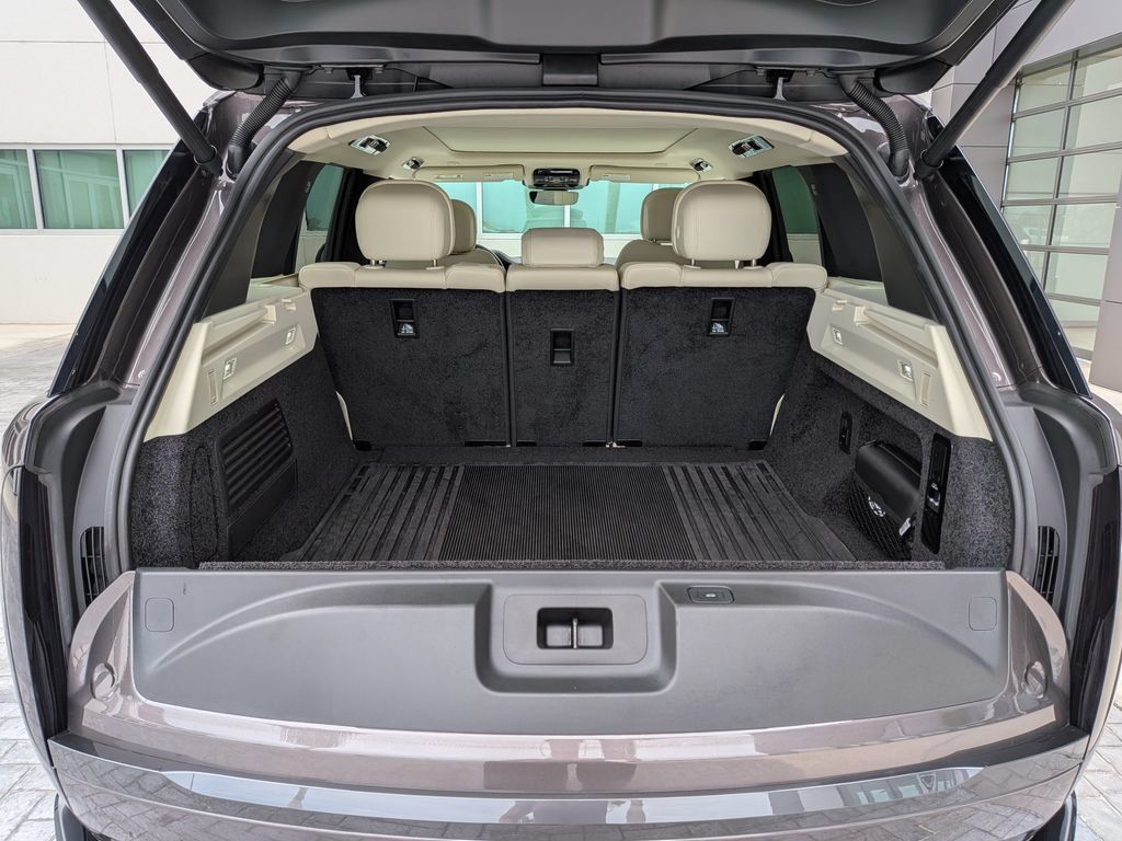 Certified 2025 Land Rover Range Rover SE AWD/4WD image 13