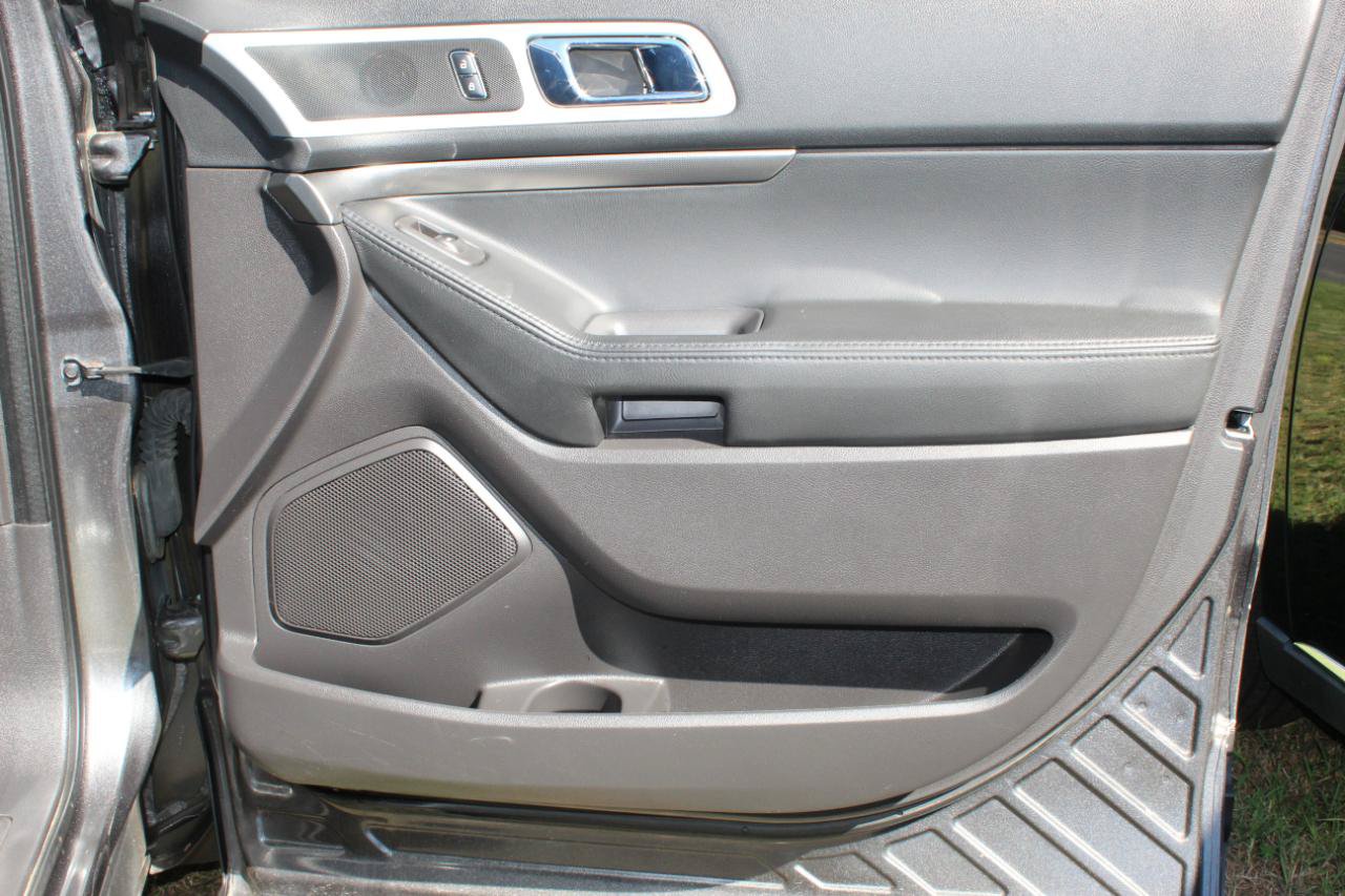 Used 2015 Ford Explorer XLT w/ Equipment Group 202A AWD/4WD image 24
