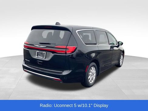 Used 2024 Chrysler Pacifica Touring-L FWD image 3