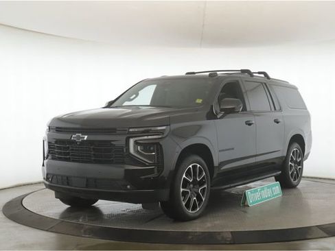 Used 2025 Chevrolet Suburban RST image 10