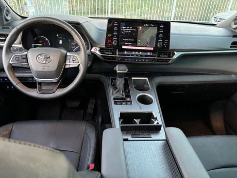 Used 2024 Toyota Sienna XLE Woodland Edition image 5