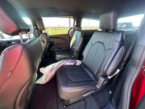 New 2026 Chrysler Pacifica Select image 16