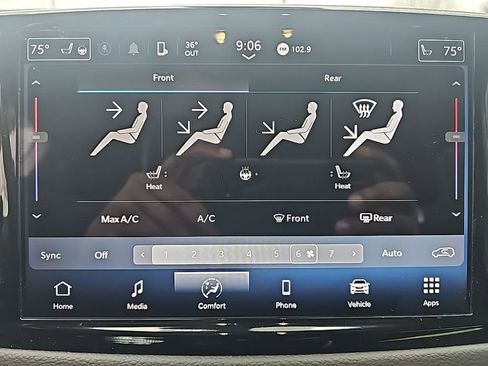 Used 2024 Chrysler Pacifica Touring-L image 18