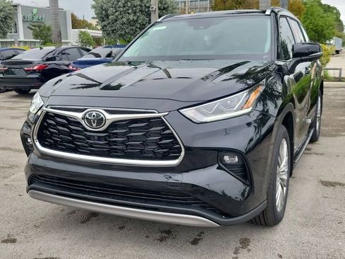 New 2026 Toyota Highlander Platinum image 2