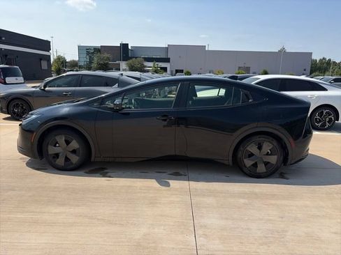 Used 2025 Toyota Prius LE FWD image 2