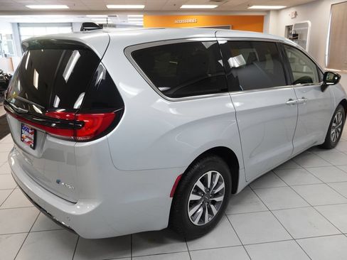 Used 2024 Chrysler Pacifica Limited FWD image 12
