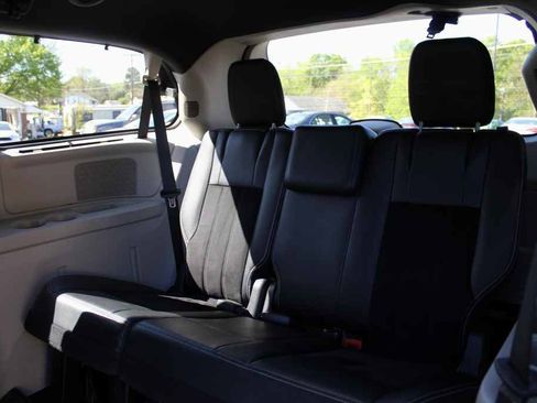 Used 2016 Dodge Grand Caravan SXT image 22