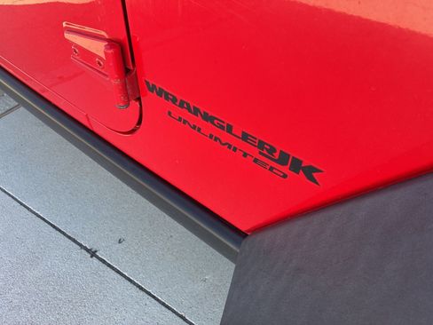 Used 2018 Jeep Wrangler Unlimited Rubicon w/ Connectivity Group image 9