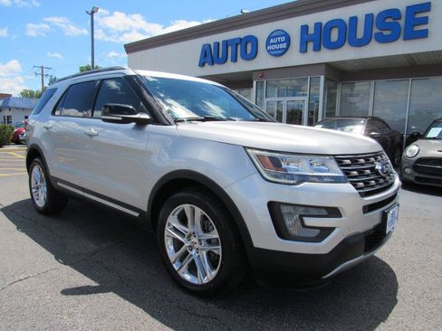 Used 2017 Ford Explorer XLT w/ Equipment Group 202A AWD/4WD image 2