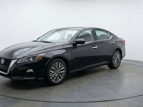 Used 2025 Nissan Altima 2.5 SV FWD image 3