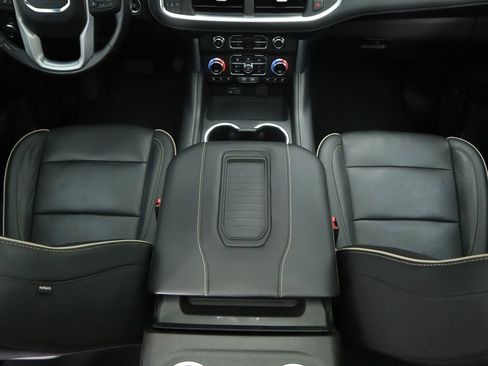 Used 2021 GMC Yukon SLT w/ SLT Premium Package image 16