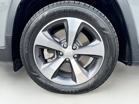 Used 2021 Jeep Cherokee Limited FWD image 38