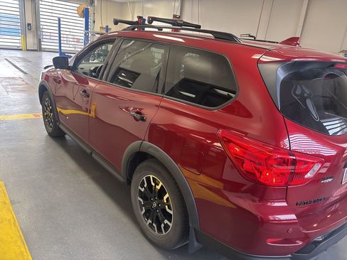 Used 2020 Nissan Pathfinder SL image 3