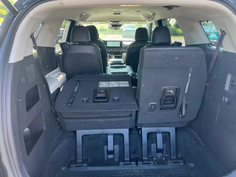 Used 2024 Kia Carnival EX FWD image 23