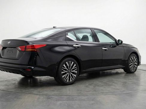 Used 2025 Nissan Altima 2.5 SV FWD image 7