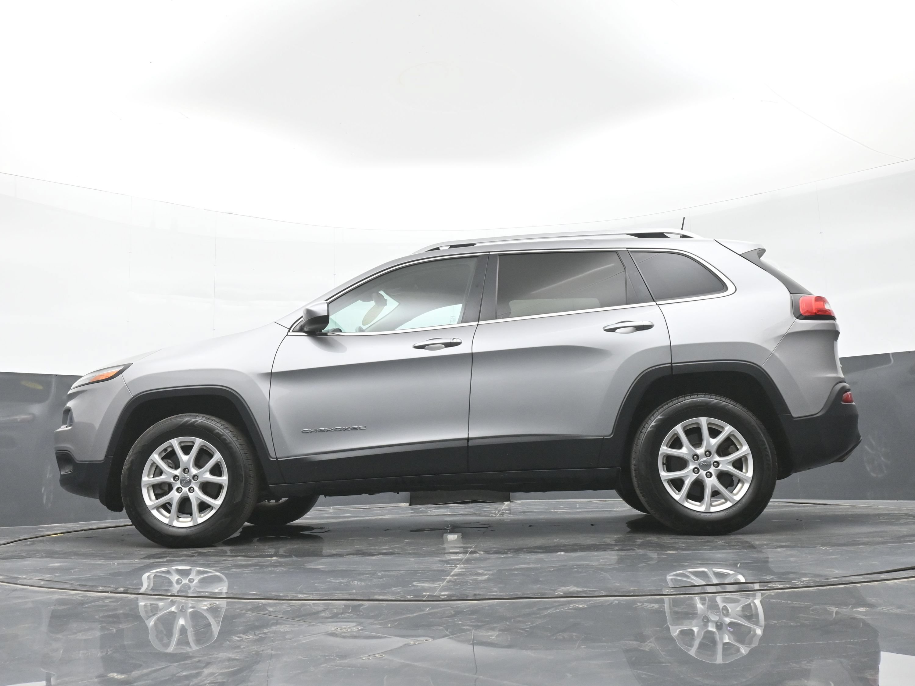 Used 2016 Jeep Cherokee Latitude AWD/4WD image 44