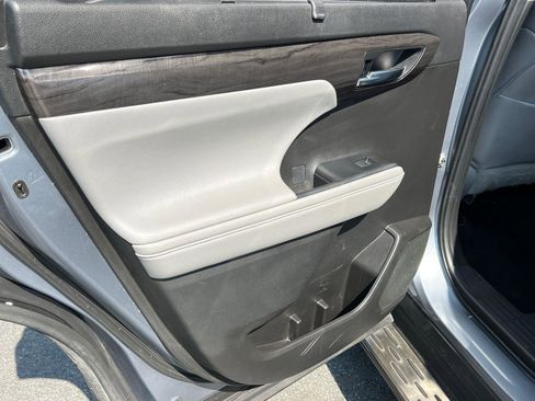 Used 2022 Toyota Highlander Limited image 23