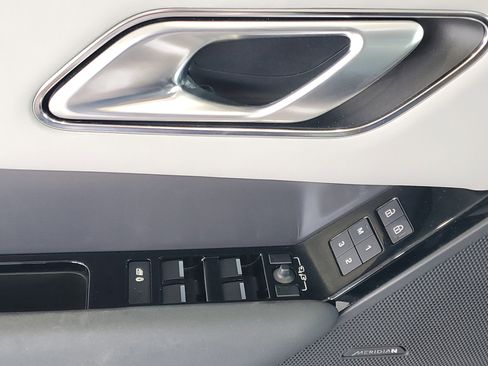 Used 2025 Land Rover Range Rover Velar Dynamic SE image 15