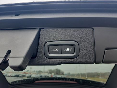 Used 2023 Volvo XC60 B5 Plus image 11