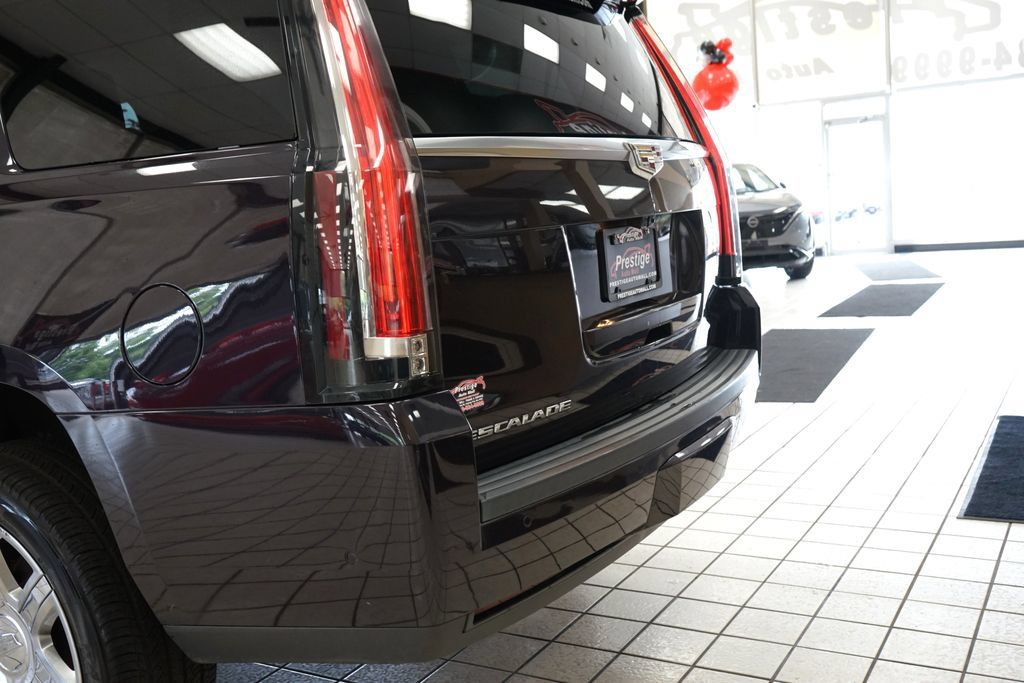 Used 2018 Cadillac Escalade Luxury AWD/4WD image 19