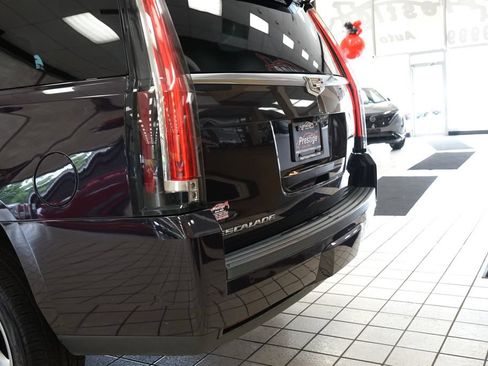 Used 2018 Cadillac Escalade Luxury AWD/4WD image 19