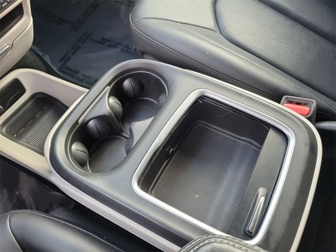 Used 2024 Chrysler Pacifica Touring-L image 19