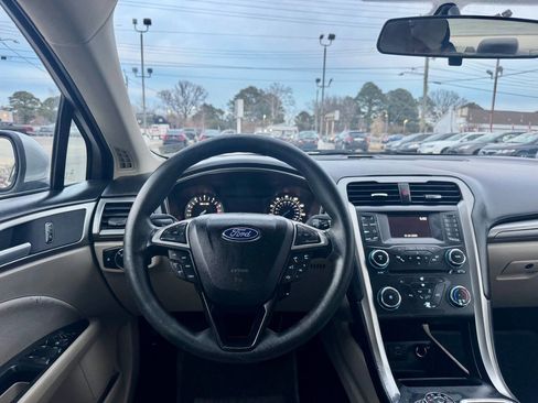 Used 2017 Ford Fusion SE image 15