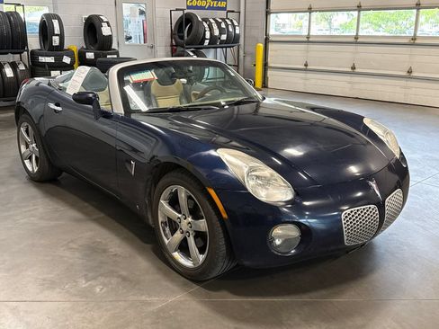 Used 2006 Pontiac Solstice Convertible w/ Premium Package RWD image 3