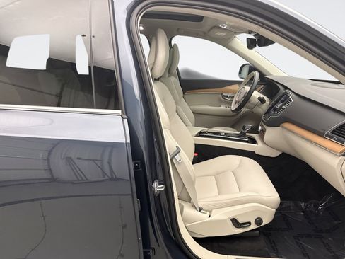 Used 2022 Volvo XC90 T6 Momentum w/ Climate Package AWD/4WD image 19