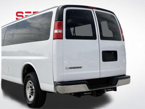 Used 2020 Chevrolet Express 3500 LT w/ LT Preferred Equipment Group RWD image 3