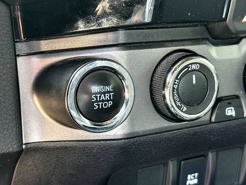 Certified 2018 Toyota Tacoma TRD Off-Road AWD/4WD image 16