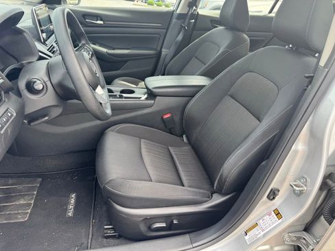Used 2025 Nissan Altima 2.5 SV FWD image 12