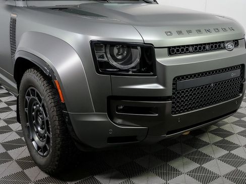 Used 2025 Land Rover Defender 110 image 37