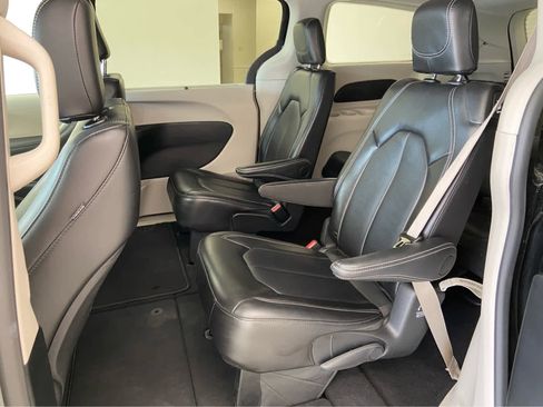 Used 2024 Chrysler Pacifica Touring-L image 13