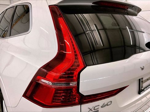 Used 2019 Volvo XC60 T5 Momentum w/ Multimedia Package AWD/4WD image 28